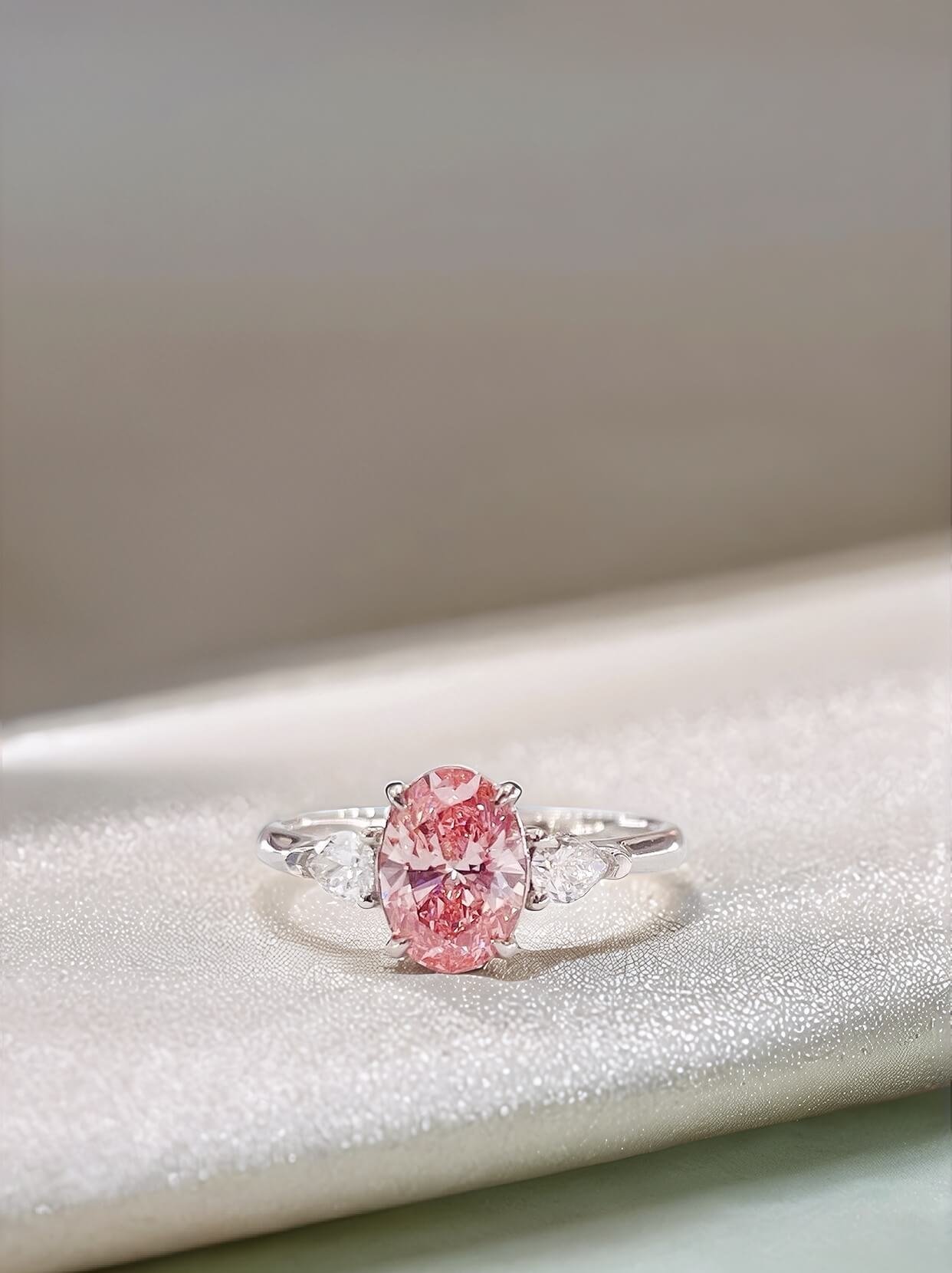 Anillo de compromiso de tres piedras con diamantes rosas cultivados en laboratorio y talla ovalada Anillo de compromiso de tres piedras con diamantes rosas cultivados en laboratorio y talla ovalada