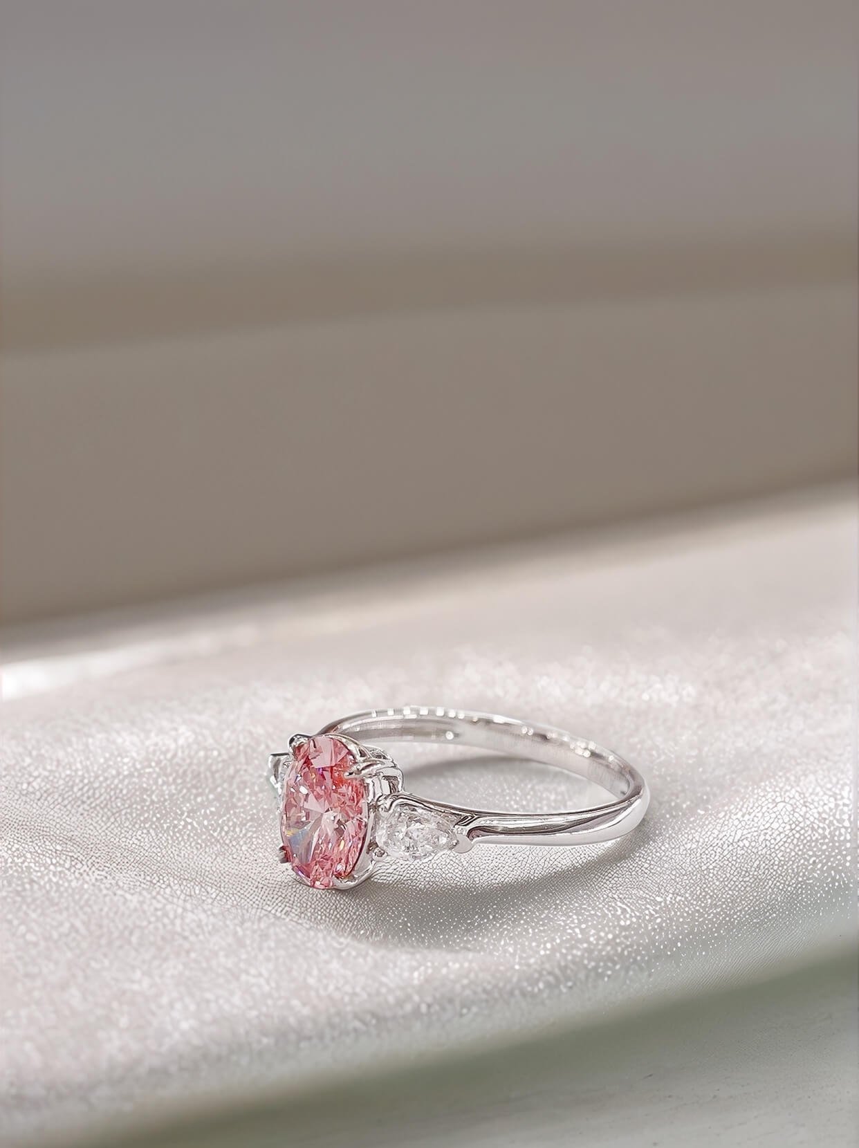 Anillo de compromiso de tres piedras con diamantes rosas cultivados en laboratorio y talla ovalada Anillo de compromiso de tres piedras con diamantes rosas cultivados en laboratorio y talla ovalada