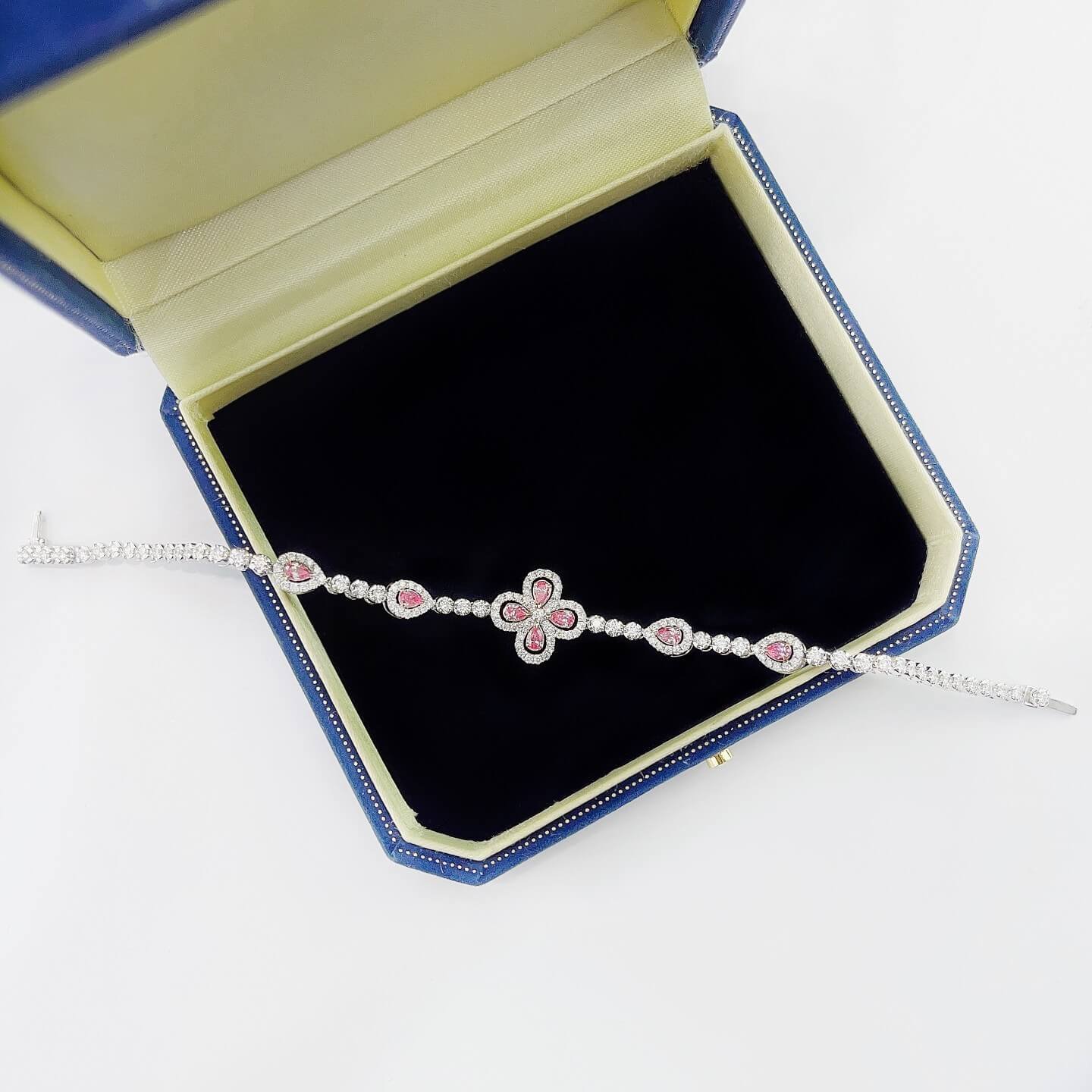 Armband met peervormige klavertjesvier en in het laboratorium gekweekte roze diamanten Armband met peervormige klavertjesvier en in het laboratorium gekweekte roze diamanten