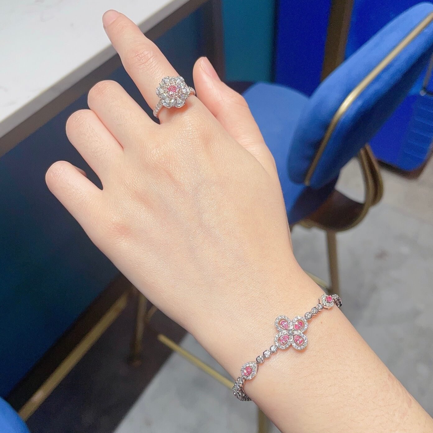 Armband met peervormige klavertjesvier en in het laboratorium gekweekte roze diamanten Armband met peervormige klavertjesvier en in het laboratorium gekweekte roze diamanten