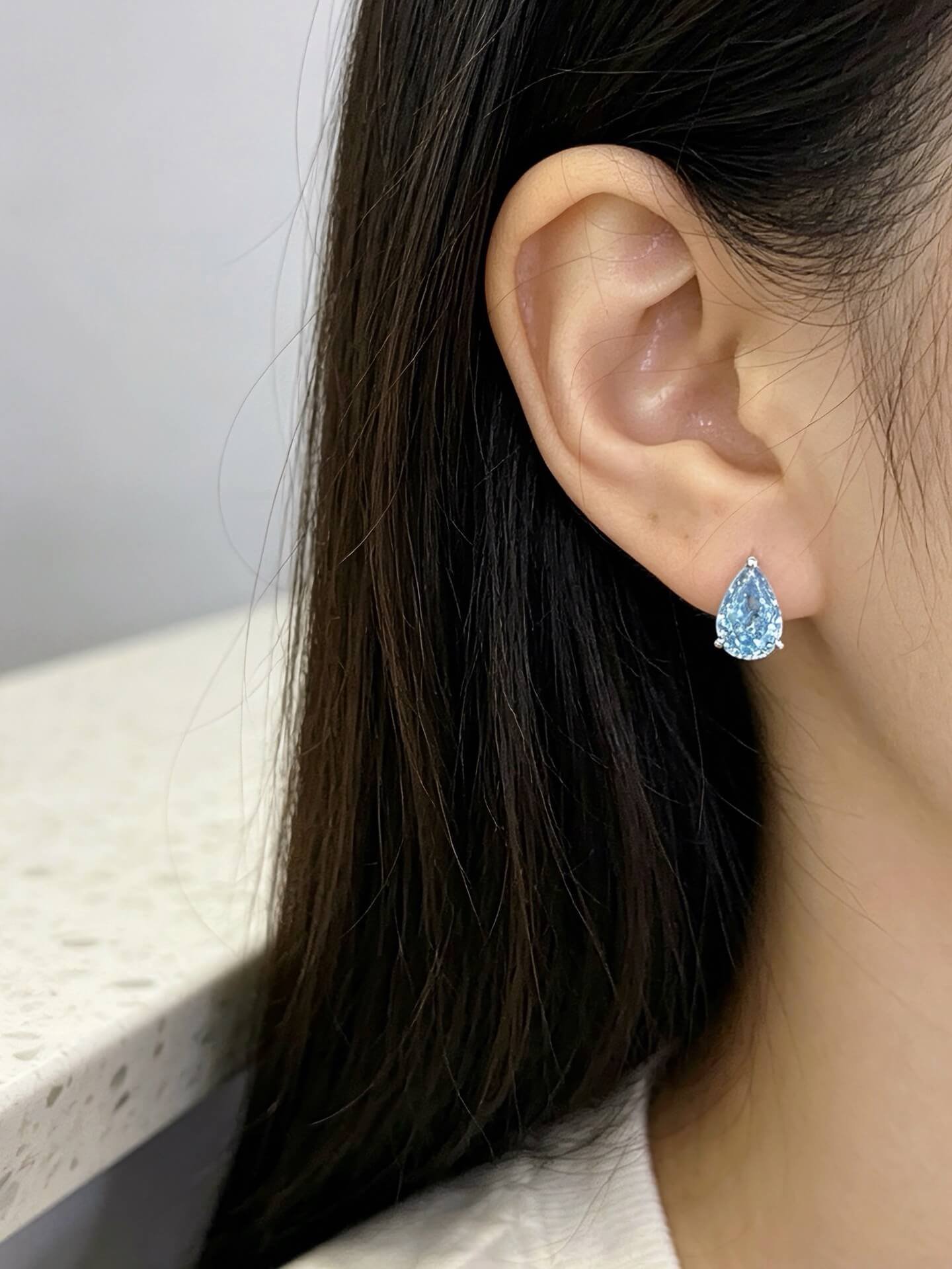 Ohrstecker mit birnenförmigem, im Labor gezüchtetem blauen Diamanten