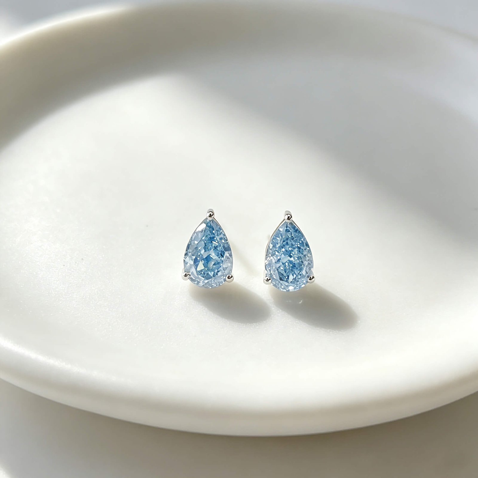 Ohrstecker mit birnenförmigem, im Labor gezüchtetem blauen Diamanten