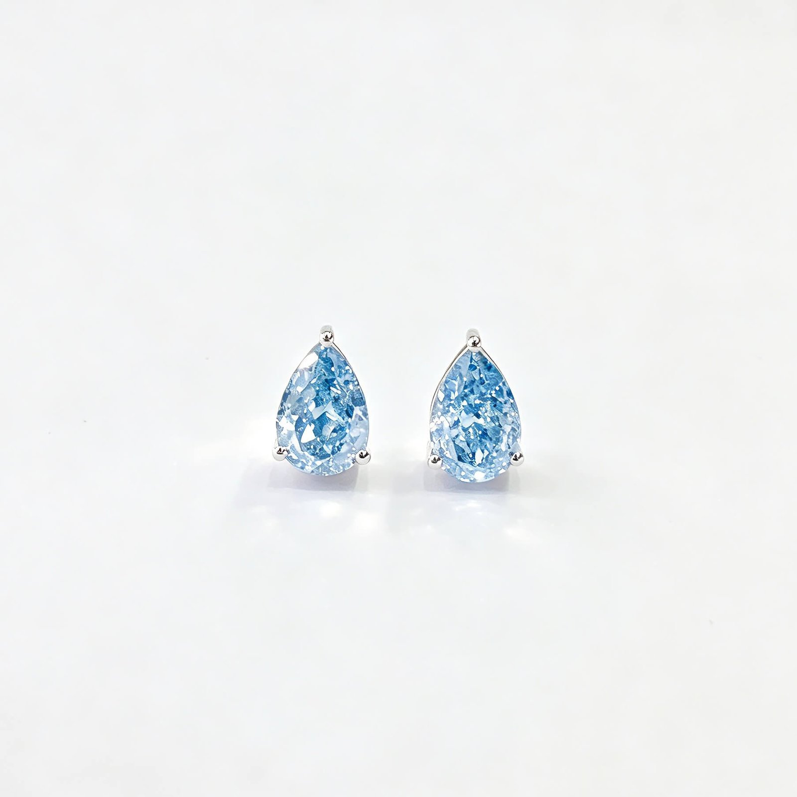Ohrstecker mit birnenförmigem, im Labor gezüchtetem blauen Diamanten