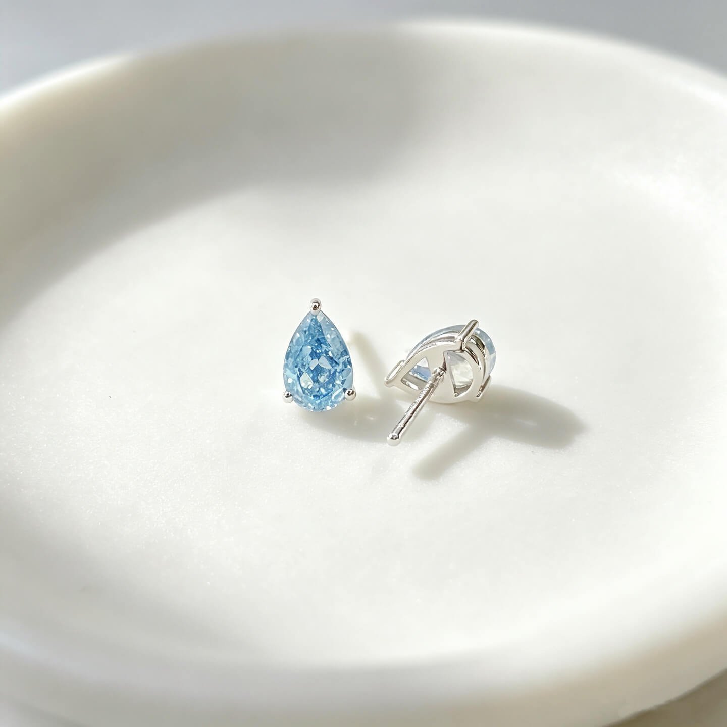 Ohrstecker mit birnenförmigem, im Labor gezüchtetem blauen Diamanten