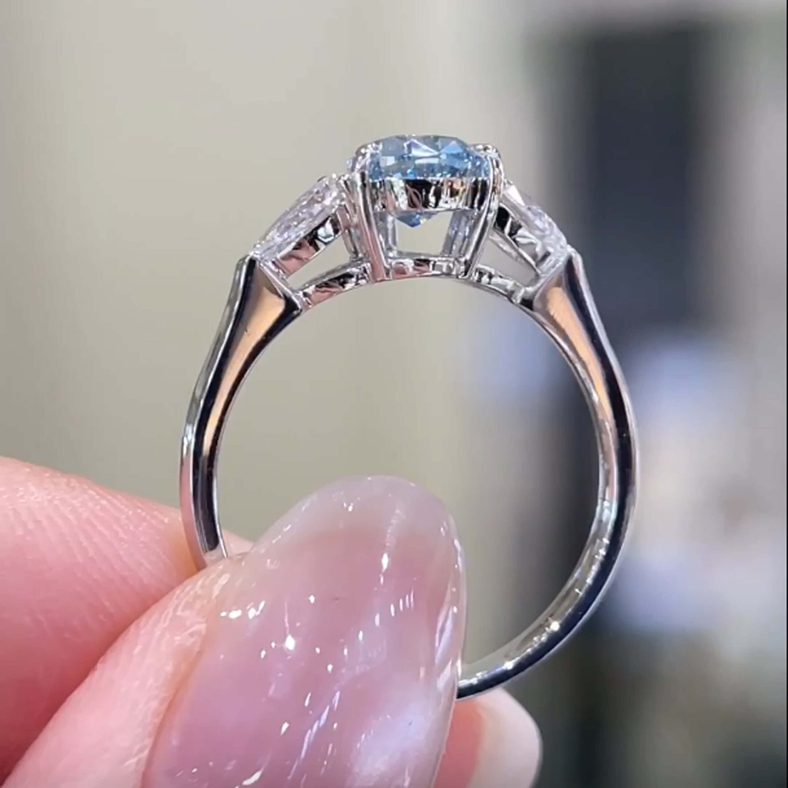 Verlobungsring mit drei Steinen und birnenförmigem, im Labor gezüchtetem blauen Diamanten Verlobungsring mit drei Steinen und birnenförmigem, im Labor gezüchtetem blauen Diamanten