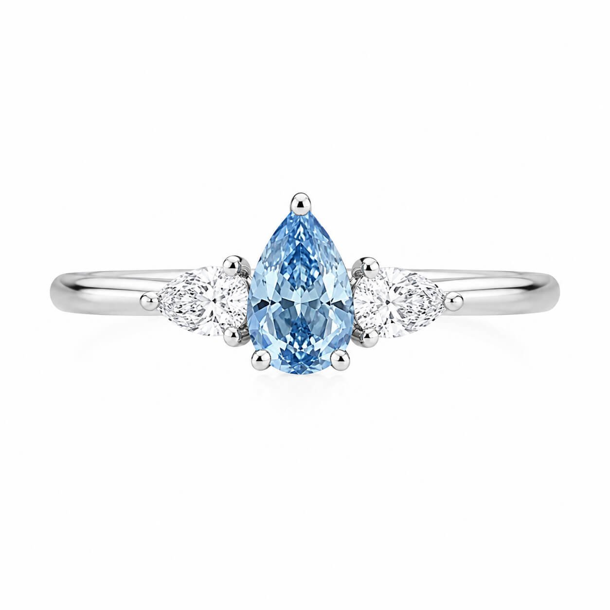 Verlobungsring mit drei Steinen und birnenförmigem, im Labor gezüchtetem blauen Diamanten Verlobungsring mit drei Steinen und birnenförmigem, im Labor gezüchtetem blauen Diamanten