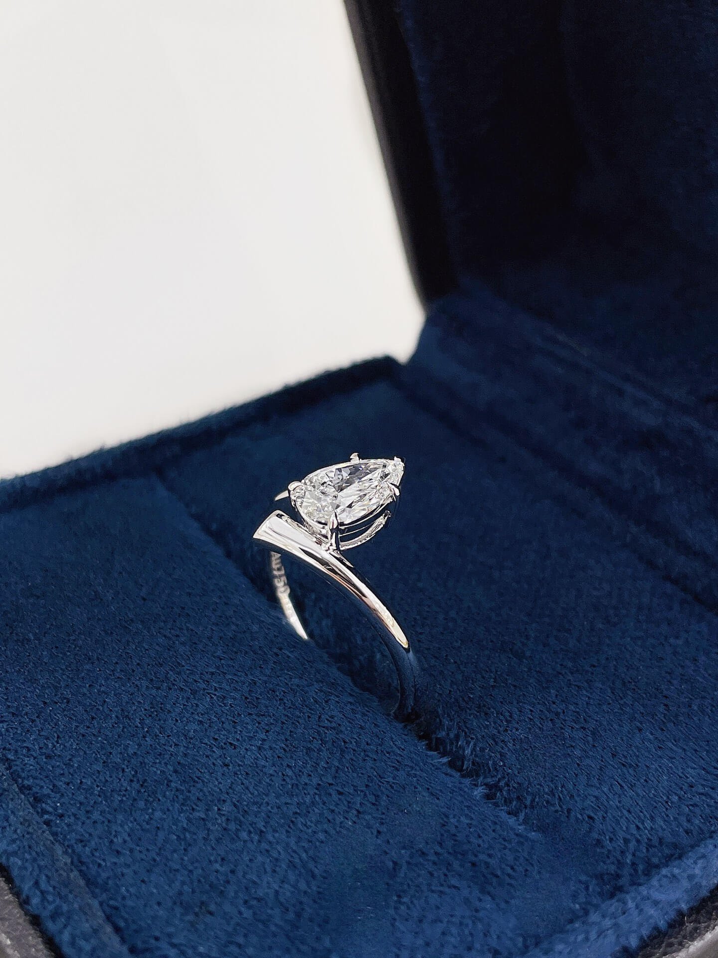 Verlobungsring mit birnenförmigem, im Labor gezüchtetem Diamanten 02