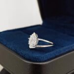 Verlobungsring mit birnenförmigem, im Labor gezüchtetem Diamanten 02