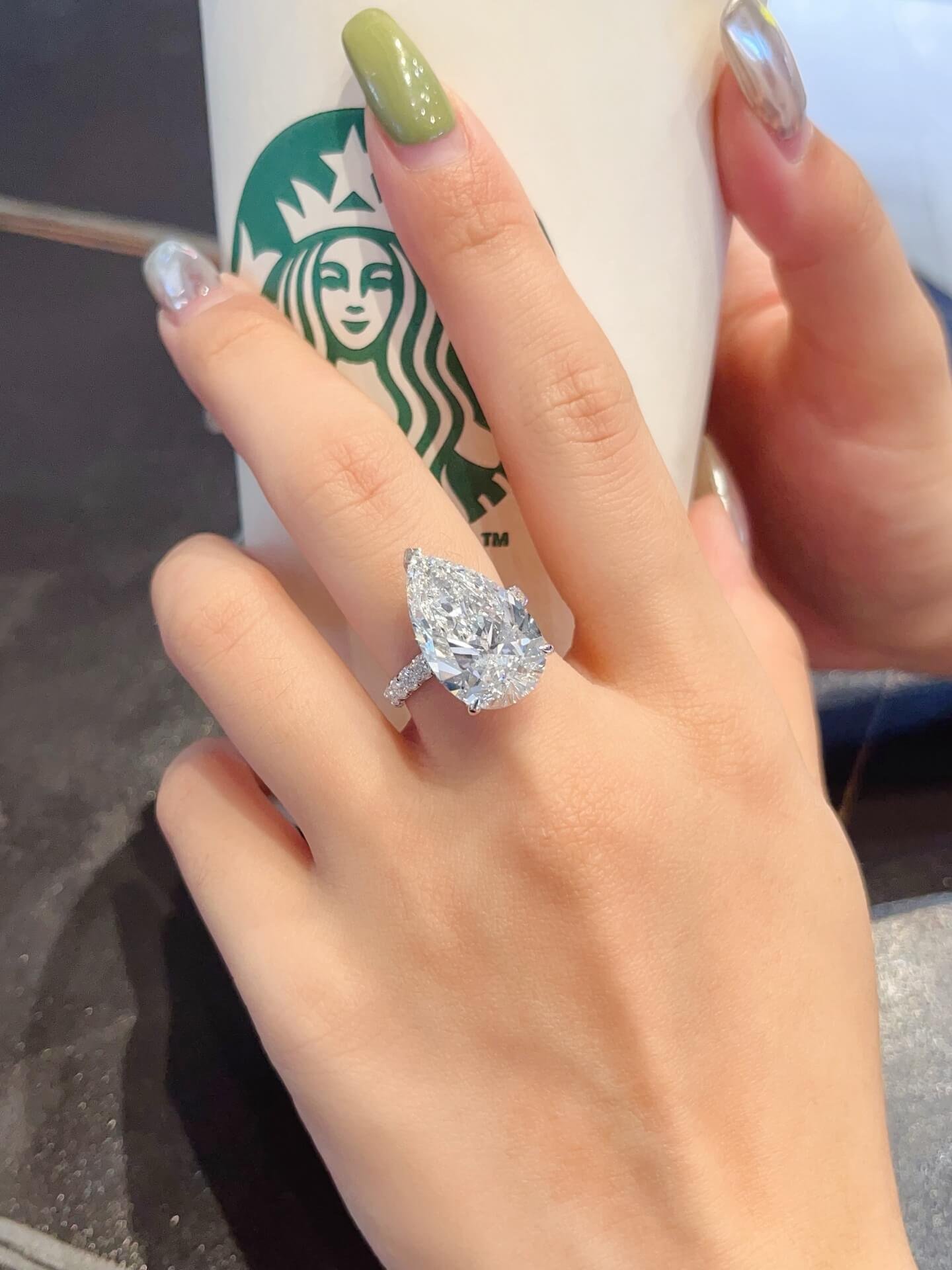bague de fiançailles avec diamant de laboratoire taille poire