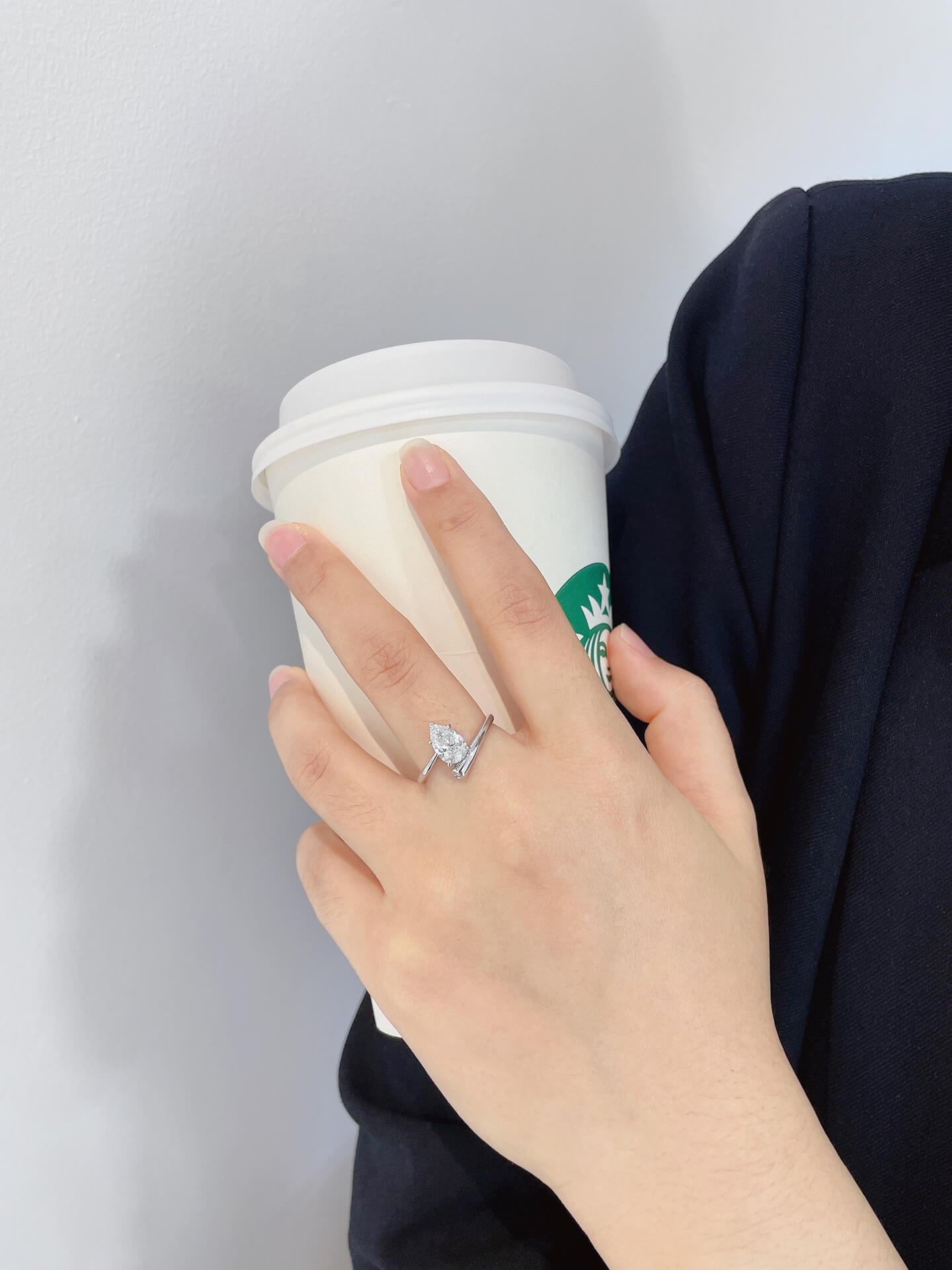 Verlobungsring mit birnenförmigem, im Labor gezüchtetem Diamanten 02