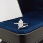 Verlobungsring mit birnenförmigem, im Labor gezüchtetem Diamanten 02