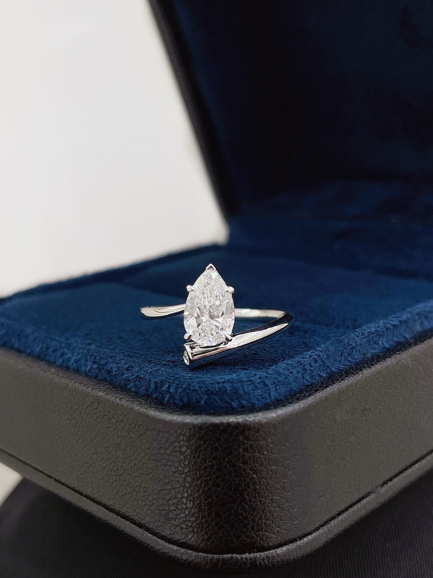 Verlobungsring mit birnenförmigem, im Labor gezüchtetem Diamanten 02