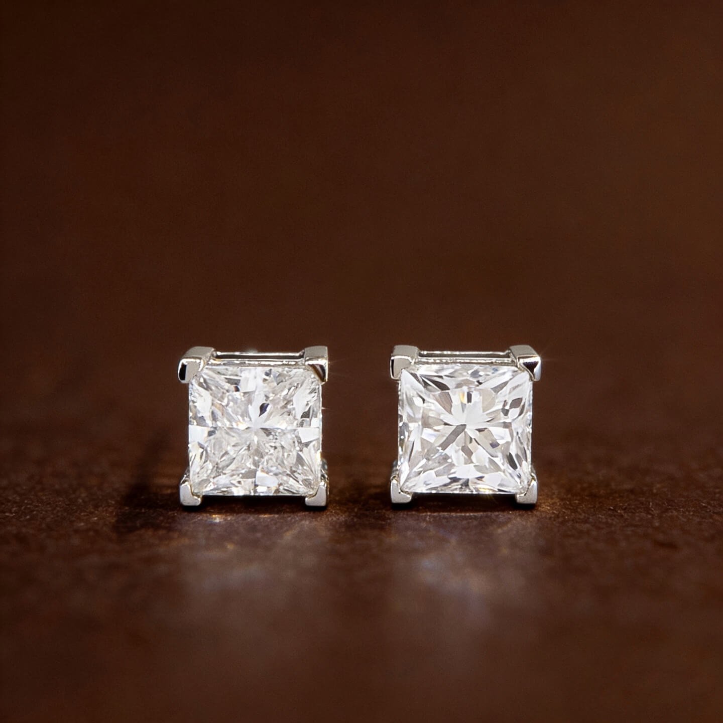 Brincos de pino com diamante de corte princesa cultivado em laboratório.