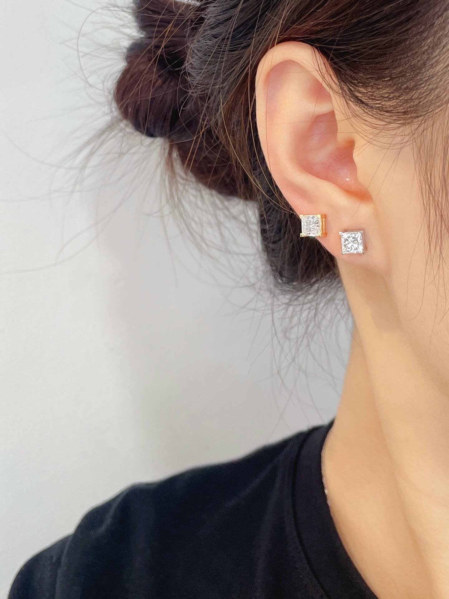 Brincos de pino com diamante de corte princesa cultivado em laboratório.