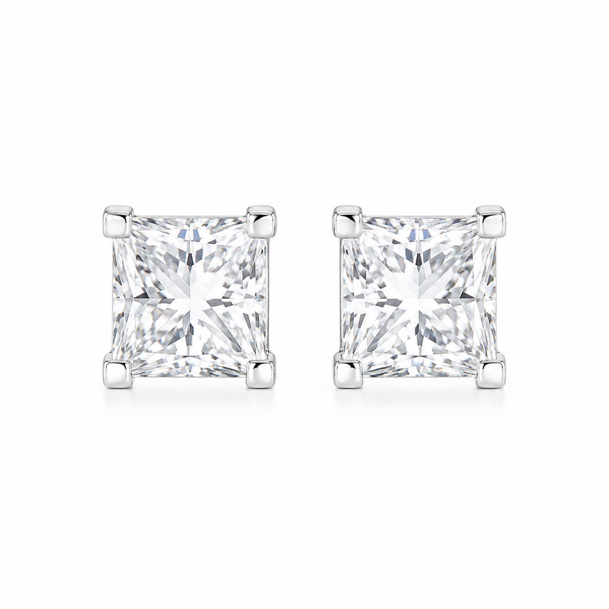 Brincos de pino com diamante de corte princesa cultivado em laboratório.