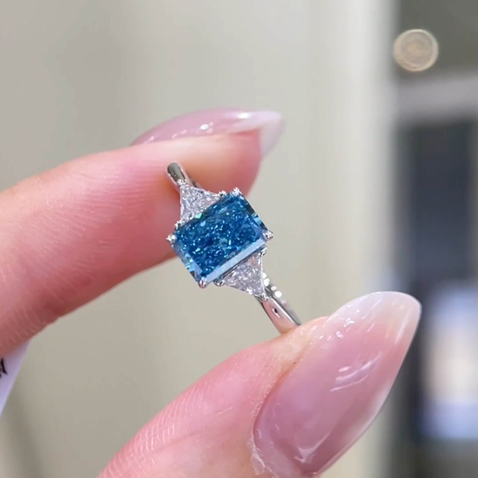 Anillo de compromiso de tres piedras con diamantes azules cultivados en laboratorio y talla radiante