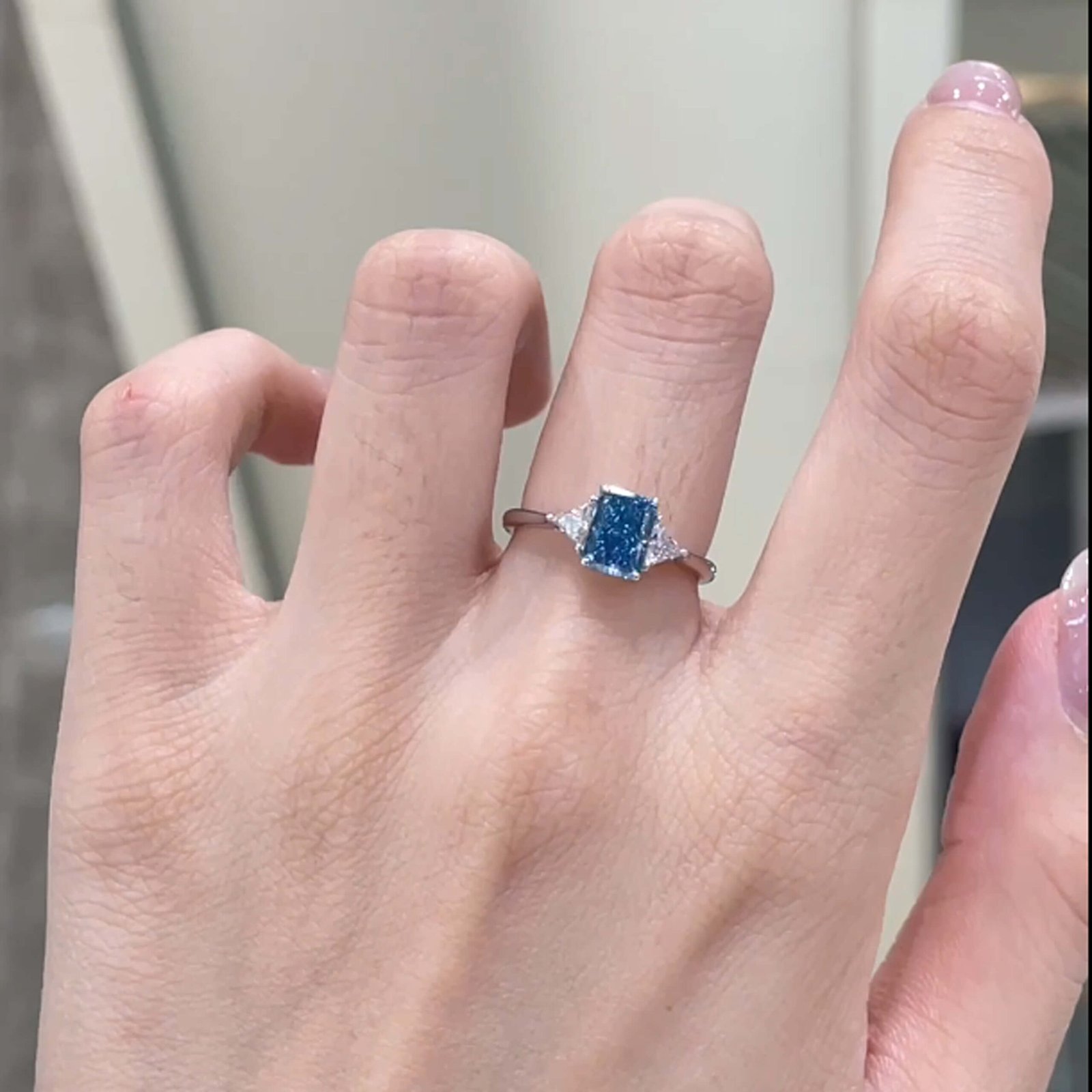 Anillo de compromiso de tres piedras con diamantes azules cultivados en laboratorio y talla radiante