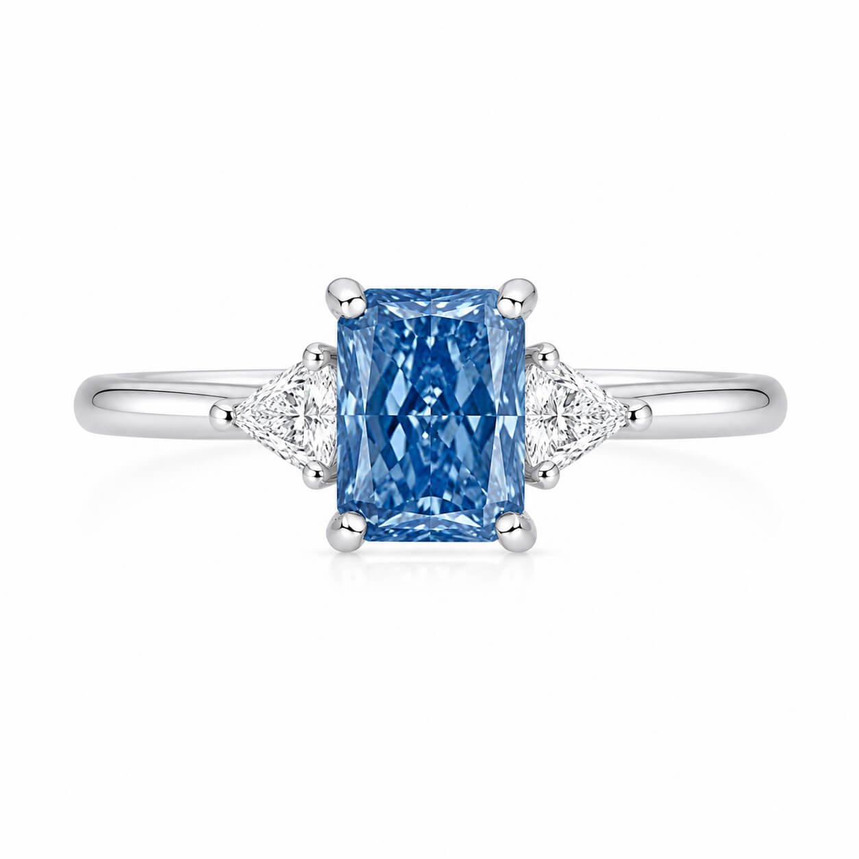 Anillo de compromiso de tres piedras con diamantes azules cultivados en laboratorio y talla radiante