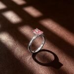 Anillo de compromiso con diamante rosa cultivado en laboratorio de talla radiante