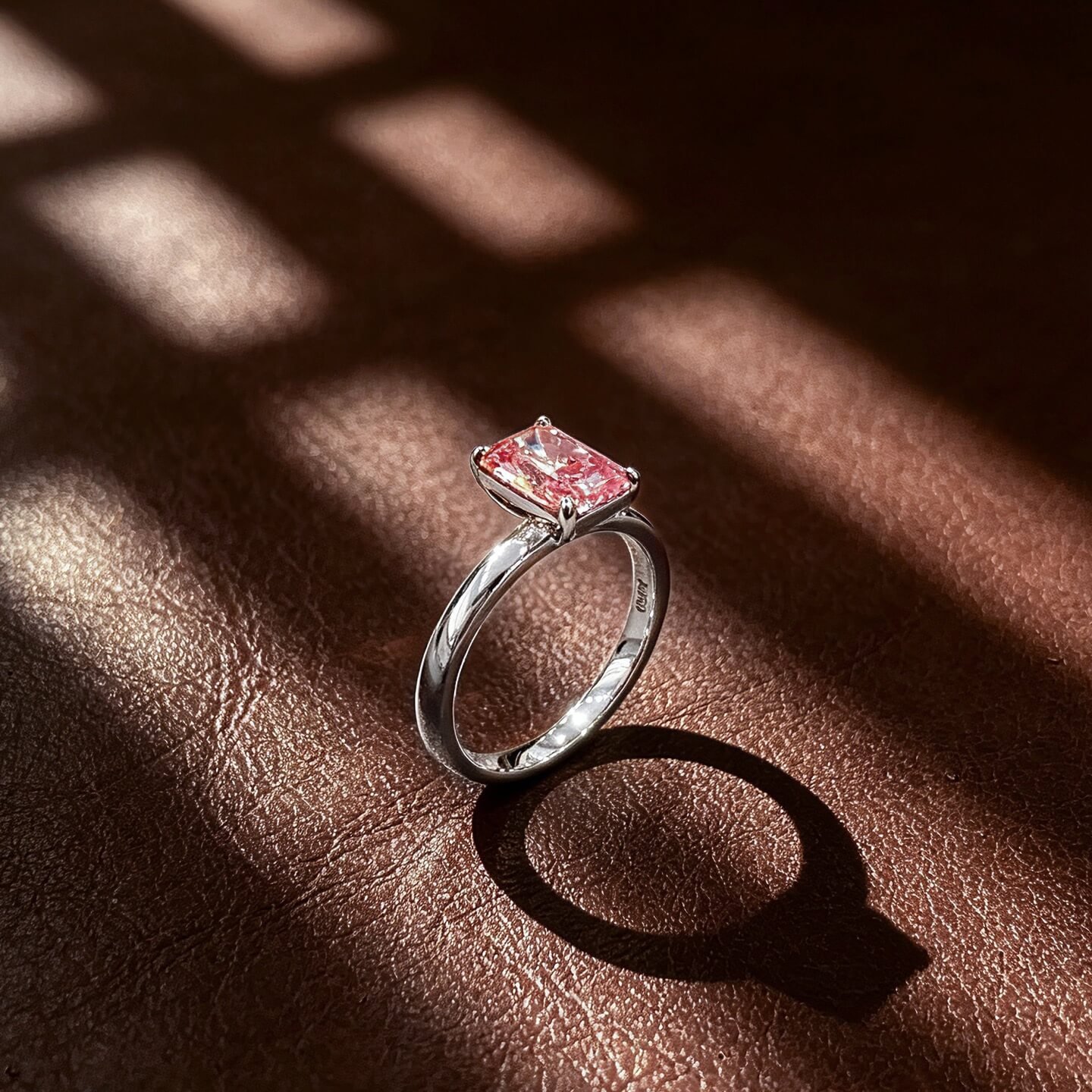 Verlovingsring met een stralend geslepen, in het laboratorium gekweekte roze diamant. Verlovingsring met een stralend geslepen, in het laboratorium gekweekte roze diamant.