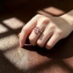 Anillo de compromiso con diamante rosa cultivado en laboratorio de talla radiante