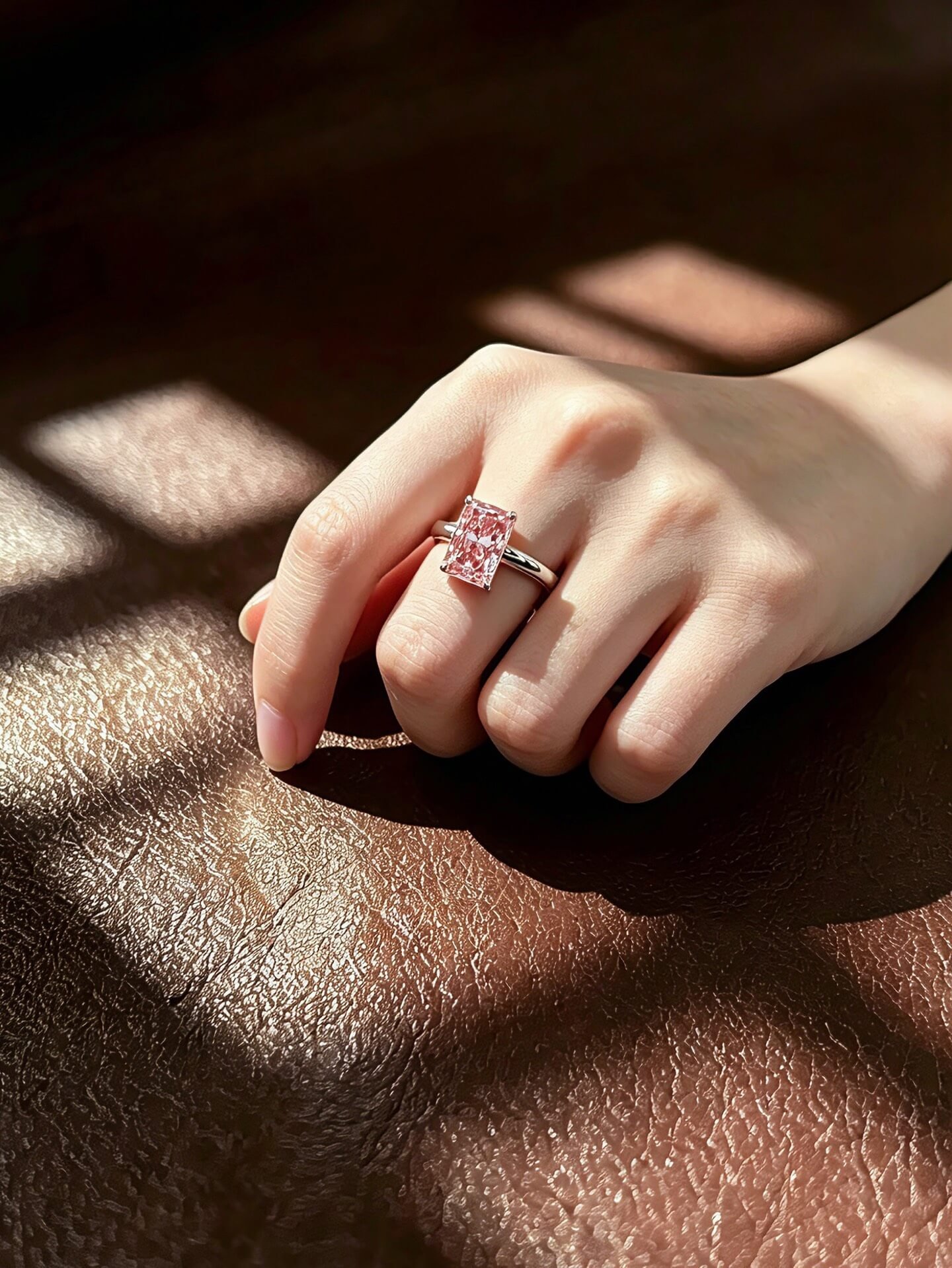 Verlovingsring met een stralend geslepen, in het laboratorium gekweekte roze diamant. Verlovingsring met een stralend geslepen, in het laboratorium gekweekte roze diamant.