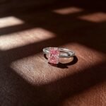 Anillo de compromiso con diamante rosa cultivado en laboratorio de talla radiante