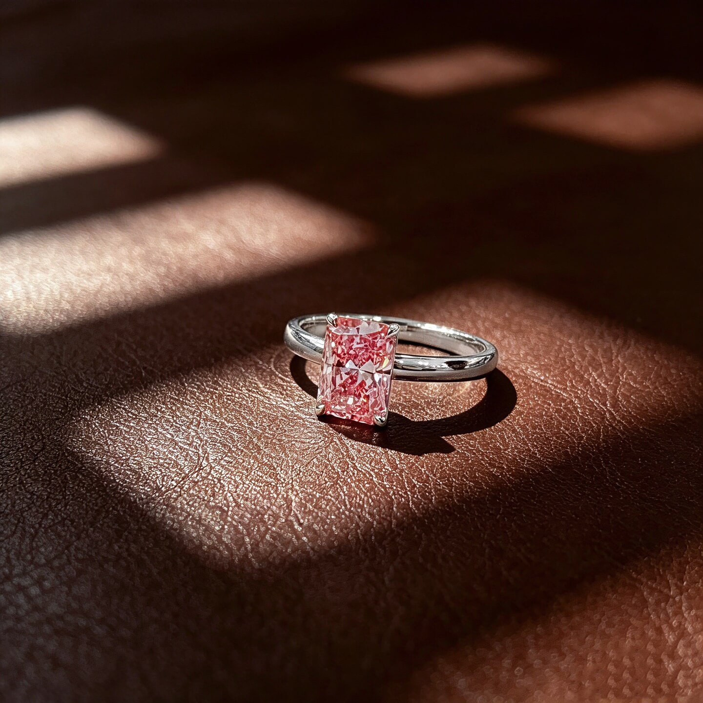 Verlovingsring met een stralend geslepen, in het laboratorium gekweekte roze diamant. Verlovingsring met een stralend geslepen, in het laboratorium gekweekte roze diamant.