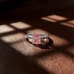Anillo de compromiso con diamante rosa cultivado en laboratorio de talla radiante