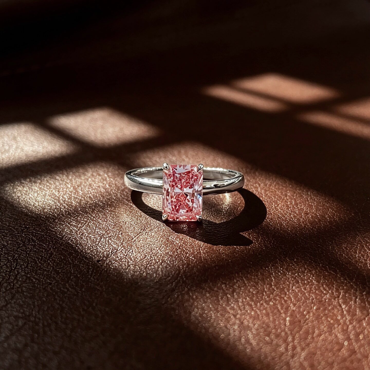 Verlovingsring met een stralend geslepen, in het laboratorium gekweekte roze diamant. Verlovingsring met een stralend geslepen, in het laboratorium gekweekte roze diamant.