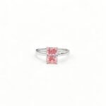 Anillo de compromiso con diamante rosa cultivado en laboratorio de talla radiante