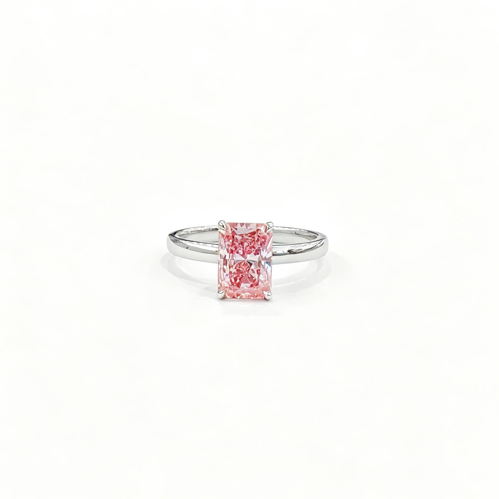 Verlovingsring met een stralend geslepen, in het laboratorium gekweekte roze diamant. Verlovingsring met een stralend geslepen, in het laboratorium gekweekte roze diamant.