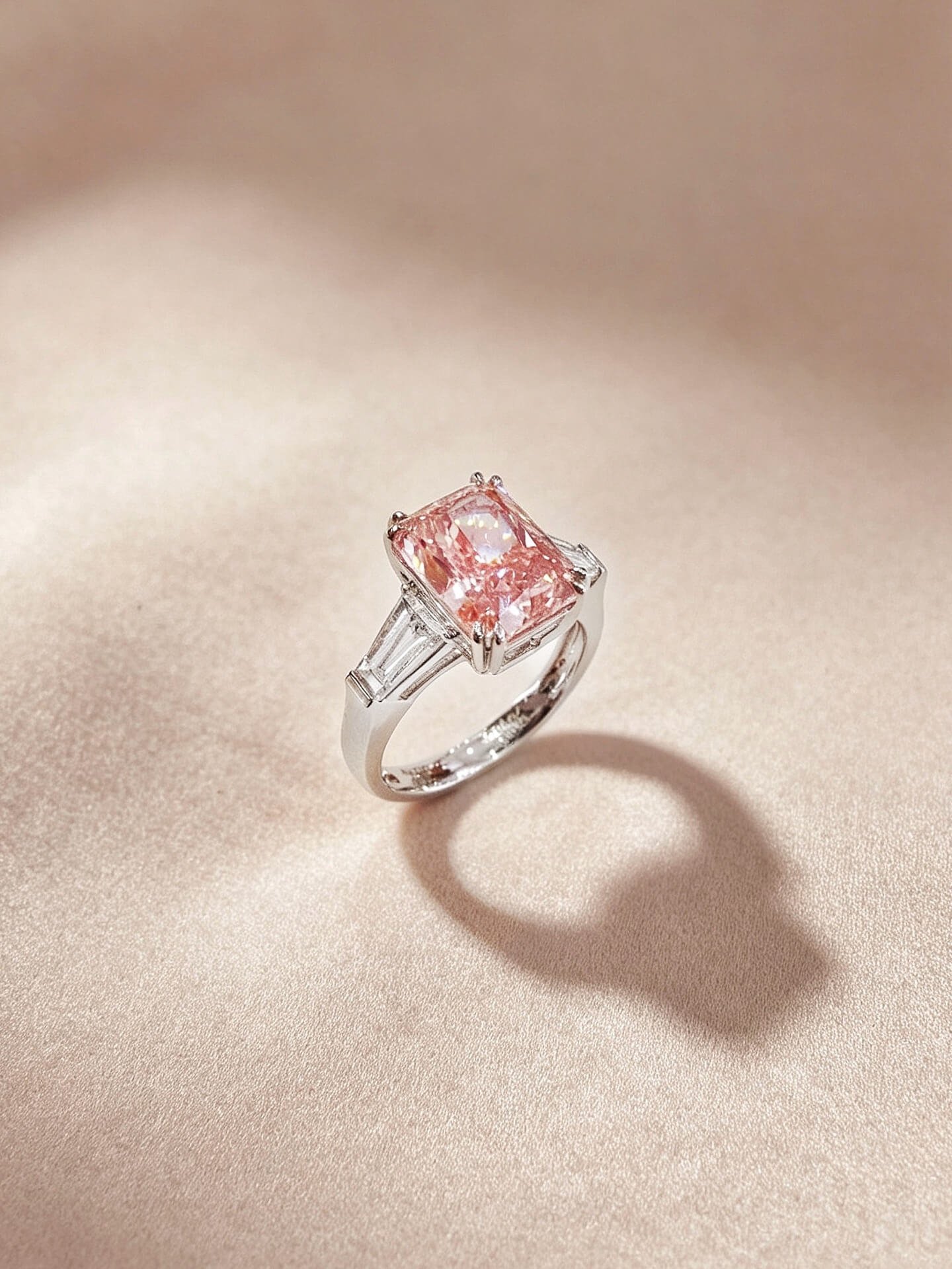 Verlovingsring met drie stenen, gemaakt van in het laboratorium gekweekte roze diamanten met een schitterende slijping. Verlovingsring met drie stenen, gemaakt van in het laboratorium gekweekte roze diamanten met een schitterende slijping.