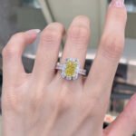 Anello di fidanzamento con diamante giallo sintetico taglio radiante 2 Anello di fidanzamento con diamante giallo sintetico taglio radiante