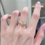 Bague de fiançailles trois pierres sertie d'un diamant jaune de laboratoire taille radiant