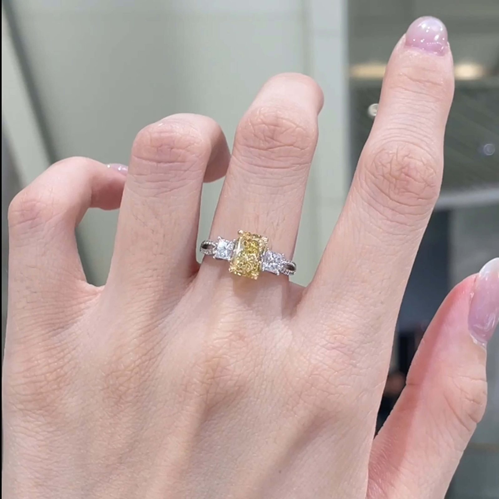 Bague de fiançailles trois pierres sertie d'un diamant jaune de laboratoire taille radiant