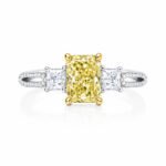 Bague de fiançailles trois pierres sertie d'un diamant jaune de laboratoire taille radiant