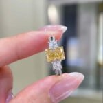 Bague de fiançailles trois pierres sertie d'un diamant jaune de laboratoire taille radiant
