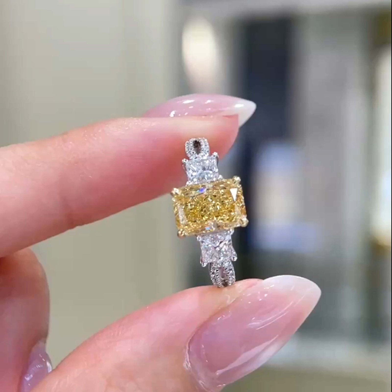 Bague de fiançailles trois pierres sertie d'un diamant jaune de laboratoire taille radiant