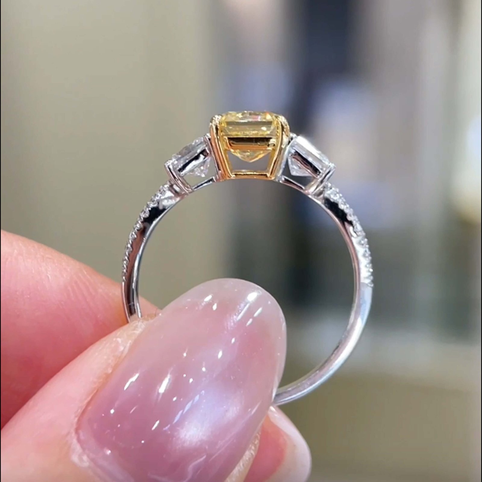 Bague de fiançailles trois pierres sertie d'un diamant jaune de laboratoire taille radiant