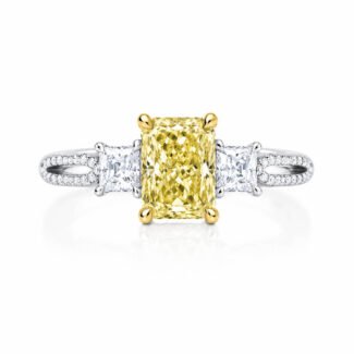 Bague de fiançailles trois pierres sertie d'un diamant jaune de laboratoire taille radiant
