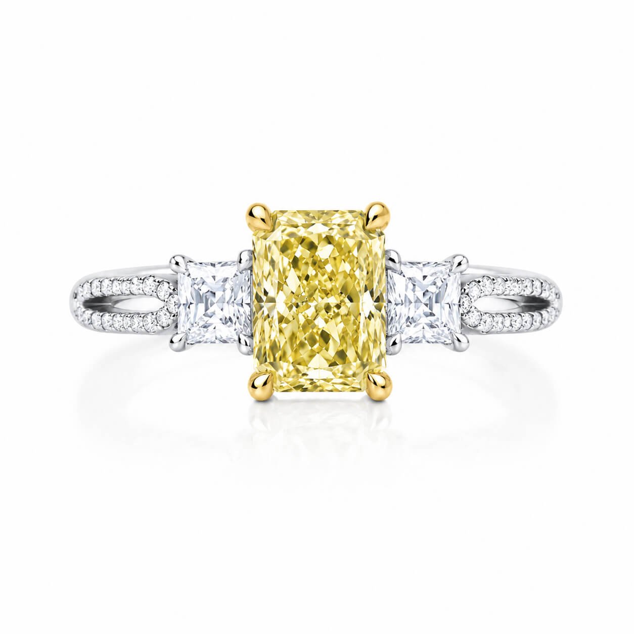 Bague de fiançailles trois pierres sertie d'un diamant jaune de laboratoire taille radiant