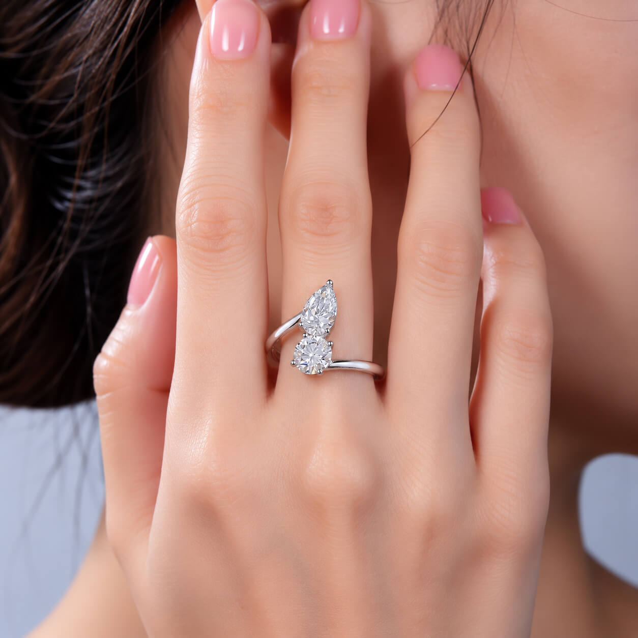 Anillo de compromiso con diamante cultivado en laboratorio, de talla redonda y en forma de pera.