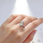 Anillo de compromiso con diamante cultivado en laboratorio, de talla redonda y en forma de pera.