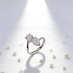 Anillo de compromiso con diamante cultivado en laboratorio, de talla redonda y en forma de pera.