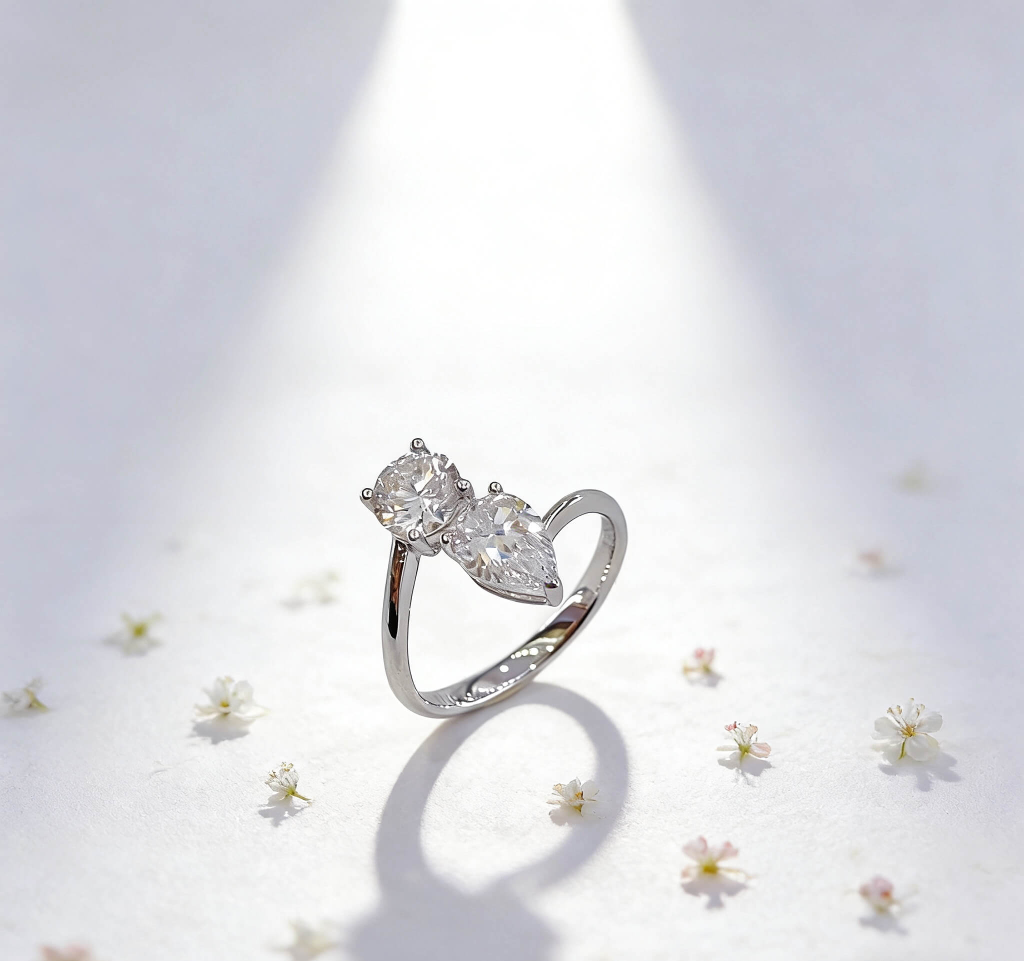 Anillo de compromiso con diamante cultivado en laboratorio, de talla redonda y en forma de pera.