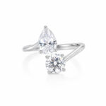 Anillo de compromiso con diamante cultivado en laboratorio, de talla redonda y en forma de pera.