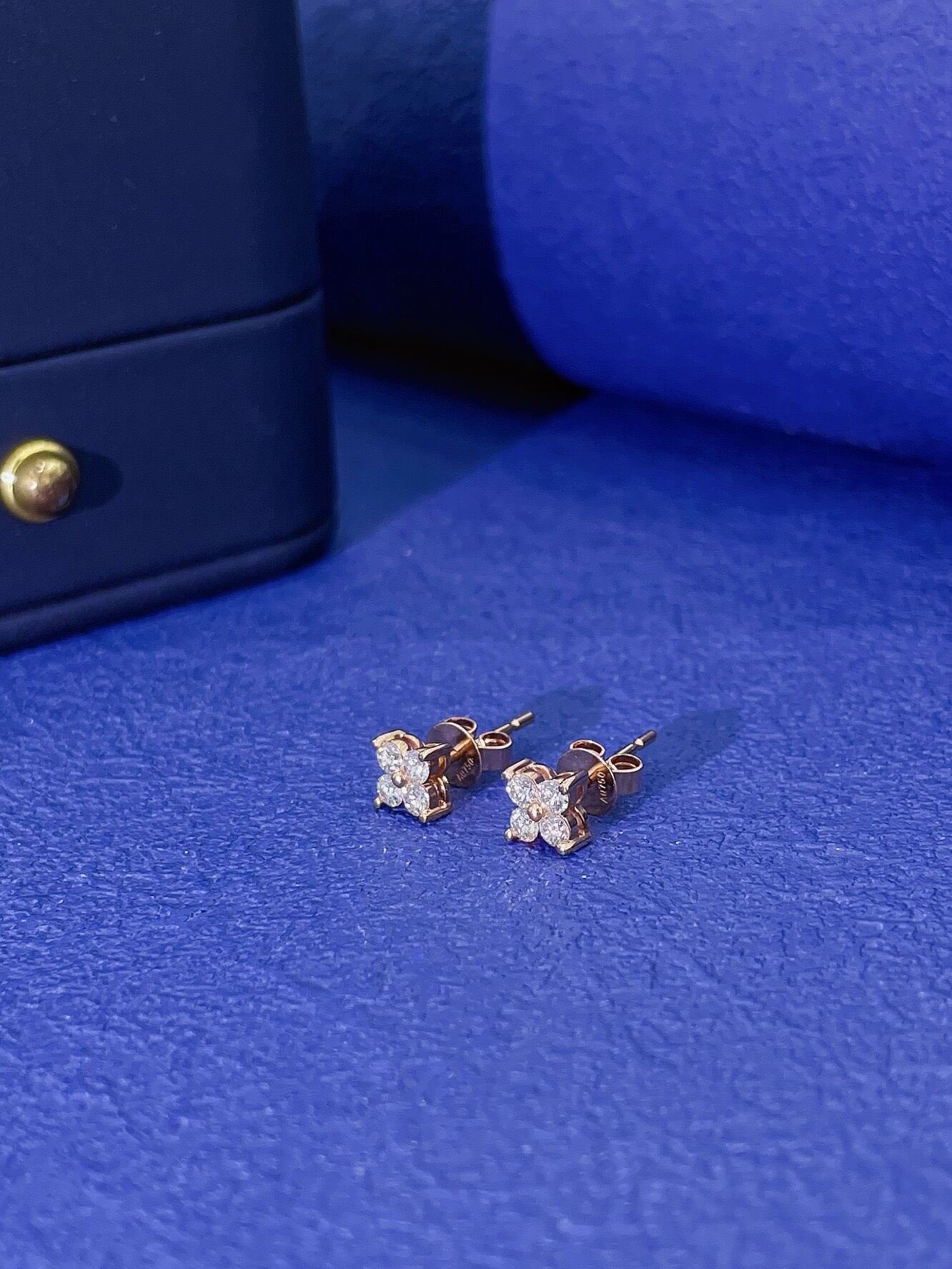 Round cut four-leaf clover lab grown diamond earrings stud Round cut four-leaf clover lab grown diamond earrings stud