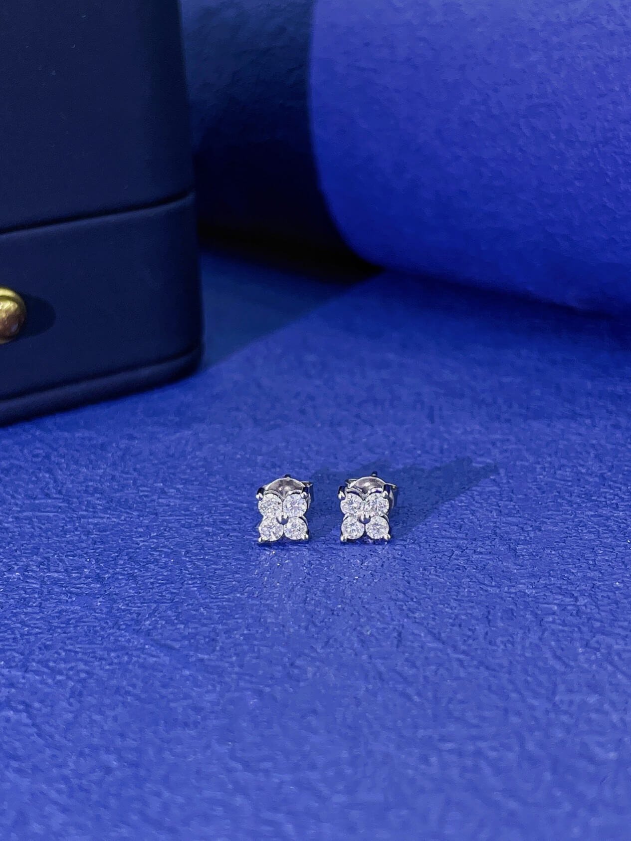 Round cut four-leaf clover lab grown diamond earrings stud Round cut four-leaf clover lab grown diamond earrings stud