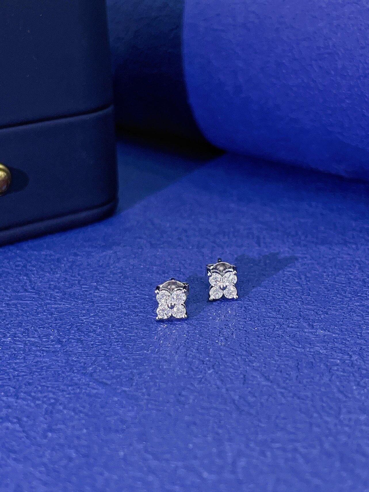 Round cut four-leaf clover lab grown diamond earrings stud Round cut four-leaf clover lab grown diamond earrings stud